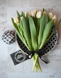 tulpenboeket op bord